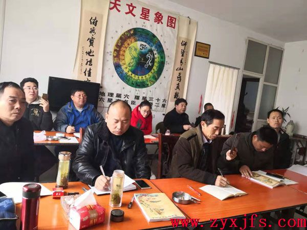 教学课堂学员正在听讲